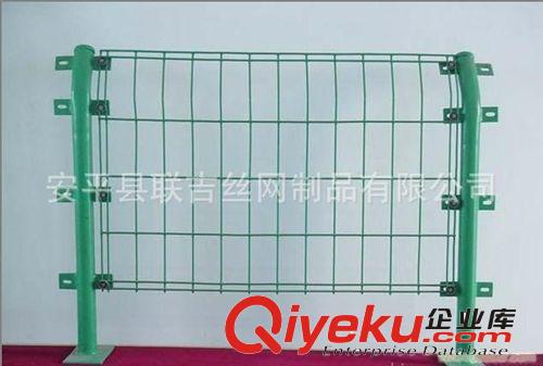 专业生产安装双边铁丝护栏网 高速公路围网 防护铁丝网