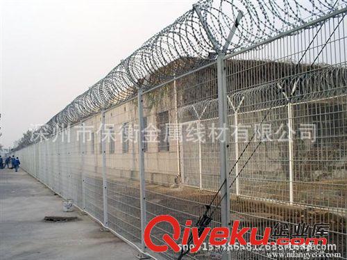 厂家专业生产军事基地圈护围栏网、沟壕圈护铁丝网