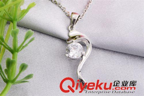 2013年5月10日上新 YA1762-D925纯银吊坠饰品女士项坠 心形镶嵌tr宝石吊坠。
