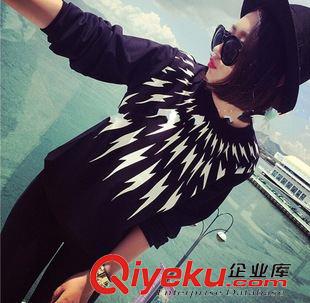 8-8 2015新款女装 韩版黑白闪电显瘦圆领时尚潮流卫衣 宽松女式上衣