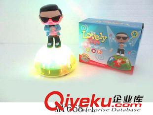 流行时货/影视系列玩具 儿童电动玩具 热销新款流行动漫影视 电动足球鸟叔带灯光音乐