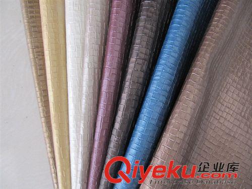 PVC人造革 义乌皮革厂家低价直销经典方格纹PVC阻燃皮革 软包装饰革