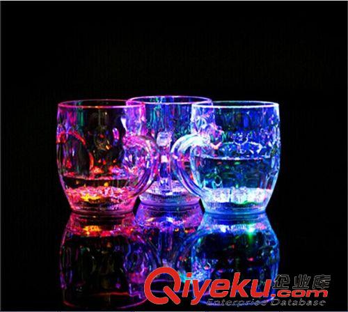 杯子 倒水就亮感应冷光水杯LED闪光杯、发光杯、水杯啤酒杯元旦礼物