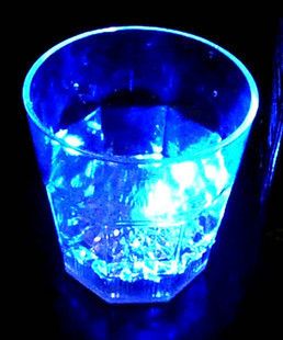 闪光.发光玩具 倒水就亮 感应冷光水杯 七彩发光杯 LED闪光杯把水倒杯子里就会亮
