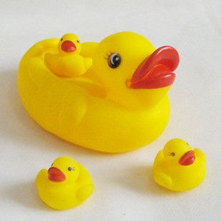 游泳戏水玩具 搪胶戏水鸭-母鸭带三只小鸭子 捏会响 益智玩具 漂亮可爱游泳鸭