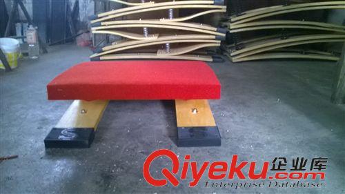 体操垫、运动垫子 厂家直销体育用品S型踏板，质量好价格低。硬木与大杨木相结合