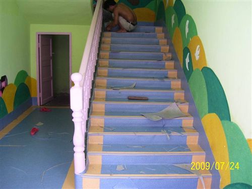 PVC塑胶地板卷材 PVC楼梯踏步 橡塑楼梯止滑板 PVC通透楼梯防滑条 厂家直销
