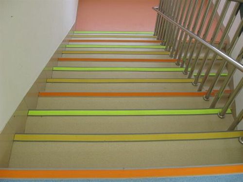 PVC塑胶地板卷材 PVC楼梯踏步 橡塑楼梯止滑板 PVC通透楼梯防滑条 厂家直销