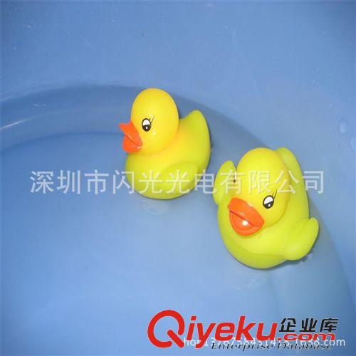发光玩具 供应水导电防水鸭子 黄色小黄鸭 七彩搪胶鸭子