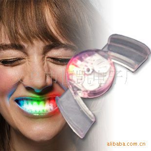 广告促销礼品 厂家供应发光牙套  万圣节牙套 鬼节用品 LED闪光牙齿 鬼节产品