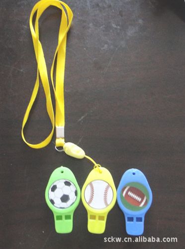 促销小礼品 塑料口哨 足球口哨，儿童发声玩具口哨，