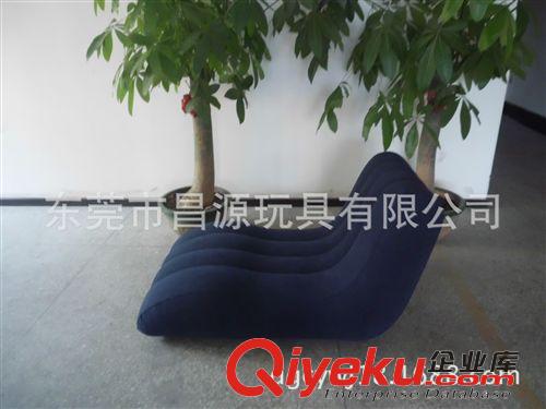 PVC充气沙发 厂家生产pvc充气植绒沙发 成人植绒充气s型沙发