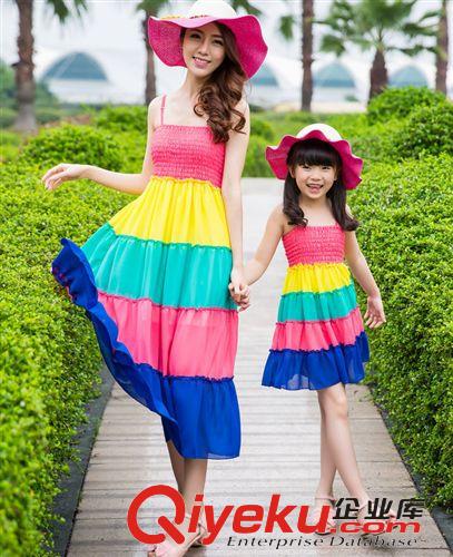 新款二 2015夏季新款亲子装  海滩度假彩虹条母女连衣裙