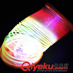 【发光玩具】 儿童魔力七彩夜光塑料弹簧彩虹圈