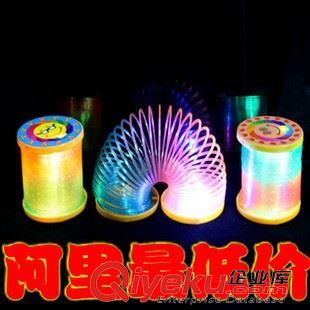 【发光玩具】 儿童魔力七彩夜光塑料弹簧彩虹圈