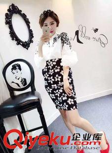 9月13号新款 现货正版 韩版 黑花刺绣灯笼袖棉质上衣+高腰弹力半身裙