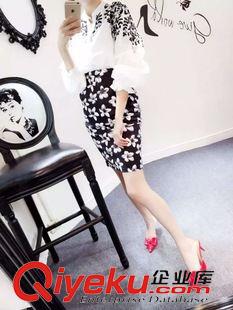 9月13号新款 现货正版 韩版 黑花刺绣灯笼袖棉质上衣+高腰弹力半身裙