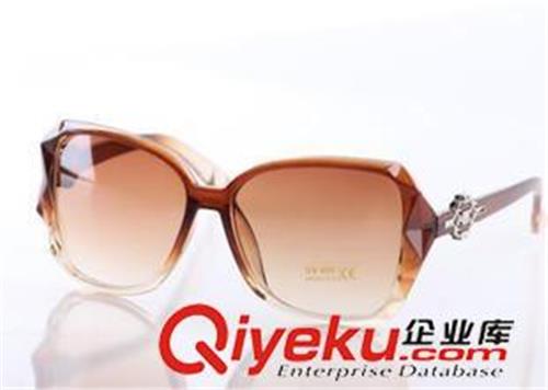 太阳眼镜 韩版新款彩色时髦太阳镜潮男女款优质防紫外线太阳眼镜墨镜批发